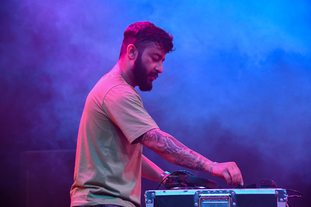 Rode bultjes onder het oog: mogelijke oorzaken en wat je eraan kunt doen